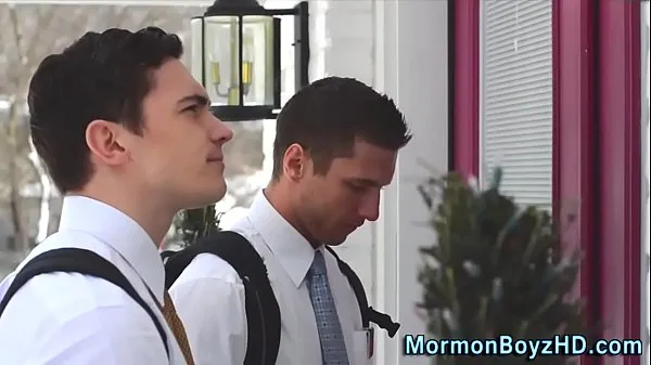 Filmy na jednotce HD Muscly mormon sprays cum