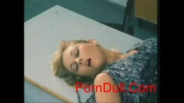 HD Hermosa chica peluda follando en la sala de la escuela conduce películas