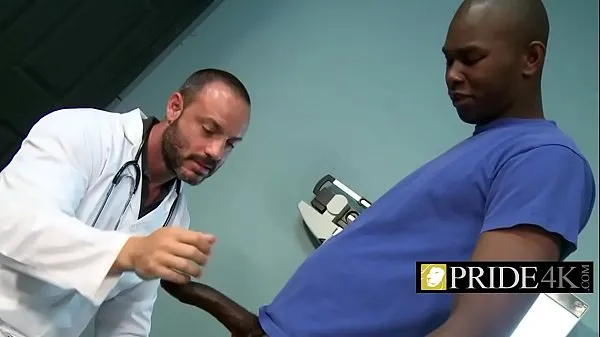 HD Médico gay verificando a firmeza do pênis com a boca gera filmes