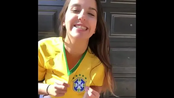 HD Very hot young girl in short shorts wearing the Brazilian national team shirt-stasjoner filmer