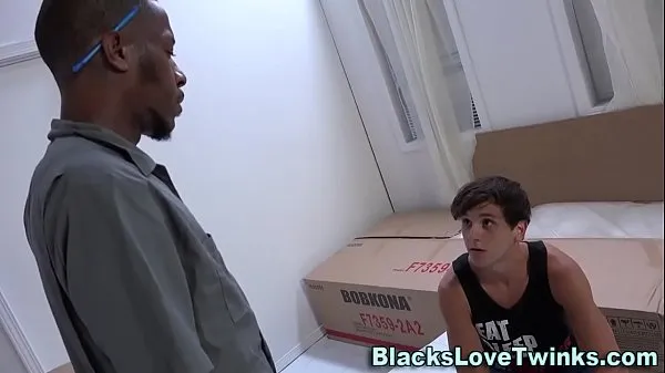 HD Teenager sucks black cock ขับเคลื่อนภาพยนตร์