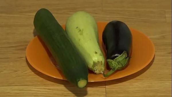 Films Masturbation anale bio avec de larges légumes, des inserts extrêmes dans un cul juteux et un trou béant HD HD