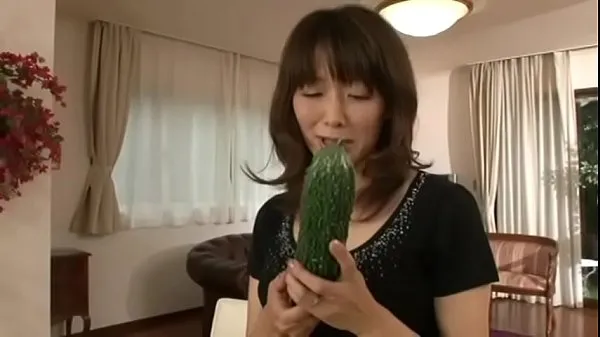 HD Japanese m. masturbating with a big cucumber ڈرائیو موویز