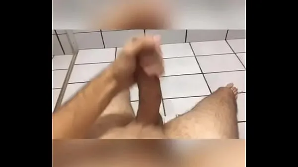 HD cumming en el baño del vecino caliente conduce películas