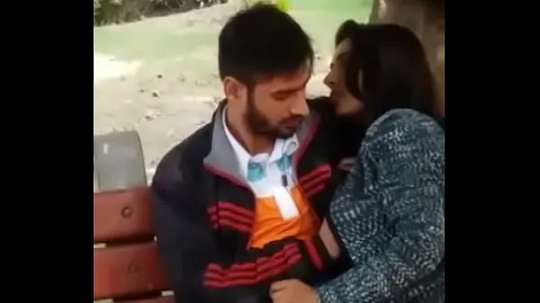 HD Pareja atrapada besándose en el parque conduce películas