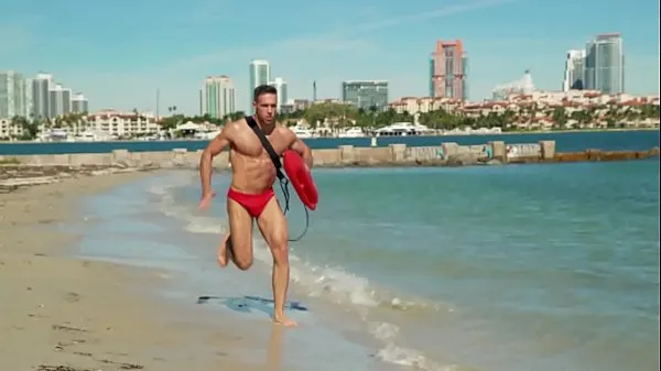 HD GAYWIRE - Beefcake Lifeguard salva il nuotatore che sta annegando, poi gli sbatte il culoproduci film