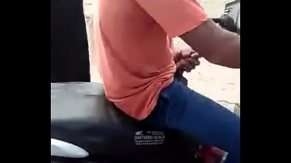 HD Horny Motorist in public India-stasjoner filmer