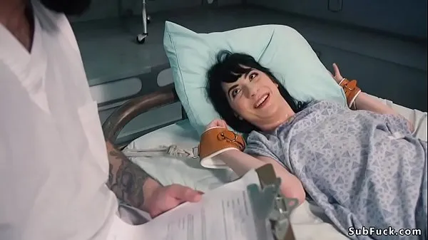 HD La sexy morena poseída Charlotte Sartre esposada en la cama en un hospital abandonado por su novio Tommy Pistol es follada por la garganta, el coño y el culo por un grupo de fantasmas conduce películas