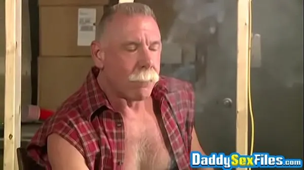 HD Old hunk touches his wiener and his cigar at the same time schijf Films