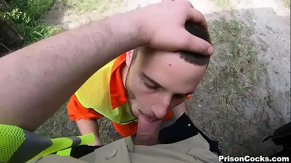 Filmy na jednotce HD PRISON COCKS - After Picking Up Trash, This Inmate Sucked My Dick In Public