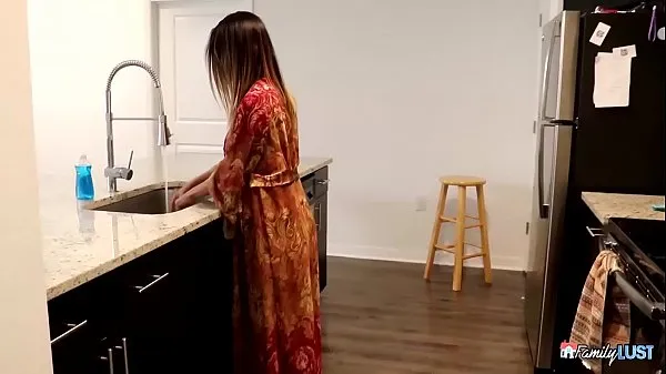 HD Dava Foxx es follada en la cocina por una gran polla conduce películas