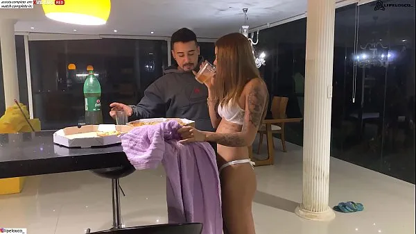 HD La ragazza ha chiesto la pizza e l'ha data a un fattorinoproduci film