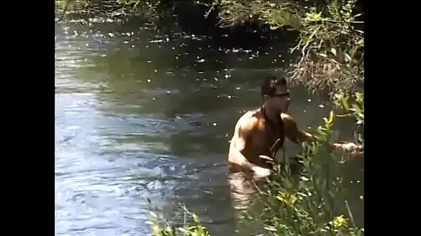 HD Curioso habitante aborigen de la selva de la región amazónica encontrado en la ribera del río revista gay e imaginó extraño coito con el lindo chico blanco de cabello rubio Felipe Vilhena conduce películas