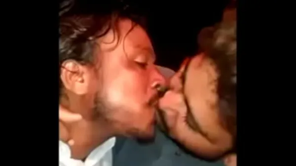 HD Beso gay en la India - Un par de chicos en un beso largo conduce películas