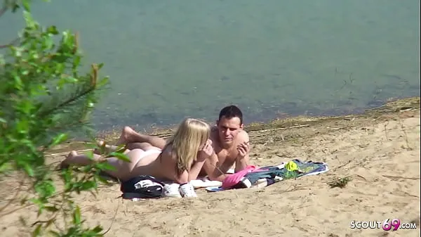 Films Un vrai jeune couple secrètement filmé en train de baiser sur la plage allemand HD HD