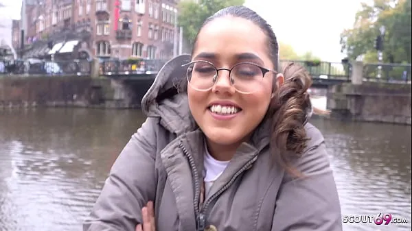 HD SCOUT ALEMÁN - CHICA PEQUEÑA CON NERD NATURAL RECOGIDA Y FOLLADA EN LA CALLE conduce películas