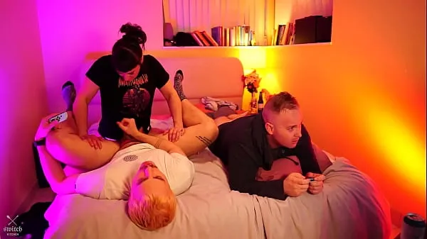 HD Two Guys are Gaming and Get Fucked by Dominatrix mendorong Film