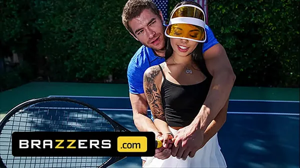 HD Xander Corvus) Massages (Gina Valentinas) Foot To Ease Her Pain They End Up Fucking - Brazzers gera filmes