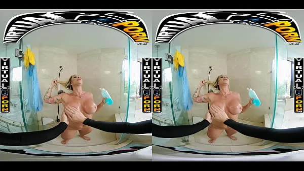 HD Busty Blonde MILF Robbin Banx Seduces Step Son In Shower pogon Filmi