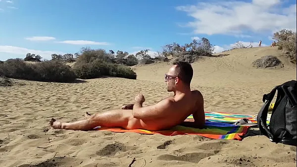 Filmy na jednotce HD Public handjob in the dunes of Gran Canaria