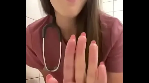HD-Krankenschwester masturbiert im KrankenhausbadDrive-Filme