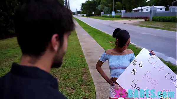 Films Une petite jeune fille vend ses cupcakes pour de l'argent supplémentaire à l'université HD HD