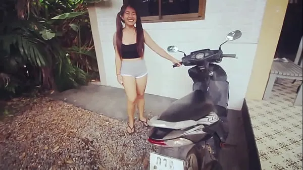 Films Black Thai Affair" 黑色的 泰国 事件 Une fille asiatique au cul super épais d'à côté avec de gros seins et des nattes se fait réparer son scooter Honda par un mec noir et abandonne la chatte avec facilité HD HD