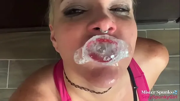 Filmy na jednotce HD Playing With Cum in Her Mouth Before Swallowing