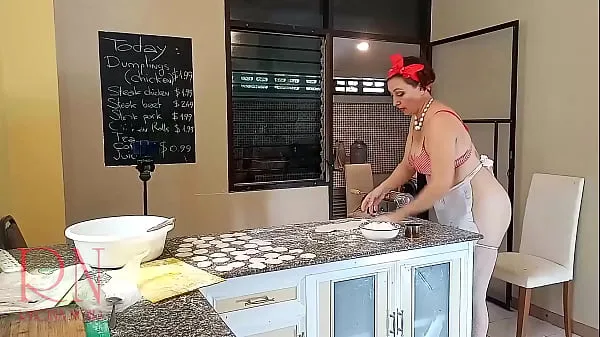高清 裸体管家 Regina Noir 在厨房做饭。 裸体女仆包饺子。 裸体厨师。 一位赤身裸体的家庭主妇正在厨房准备晚餐。 堕落异想天开的管家不穿内裤在屋里工作。 我请你吃饭！ 今天我在擀面，包饺子。 这个好吃！ 屋主让女仆赤身裸体地工作。 很高兴看到裸体女仆。 猫，山雀，乳头，毛茸茸的耻骨。 干死女仆 驱动电影