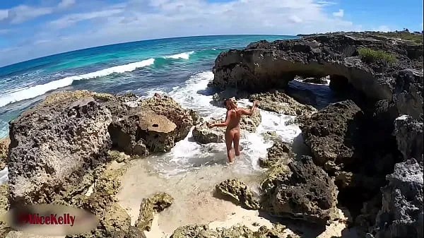 HD-Schock! Ein Babe wurde von einem Touristen gesehen, während sie auf der Felsenküste masturbierteDrive-Filme