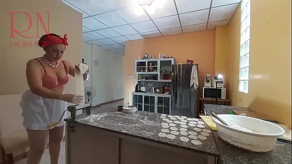 高清 裸体管家 Regina Noir 在厨房做饭。 裸体女仆包饺子。 裸体厨师。 一位赤身裸体的家庭主妇正在厨房准备晚餐。 堕落异想天开的管家不穿内裤在屋里工作 驱动电影