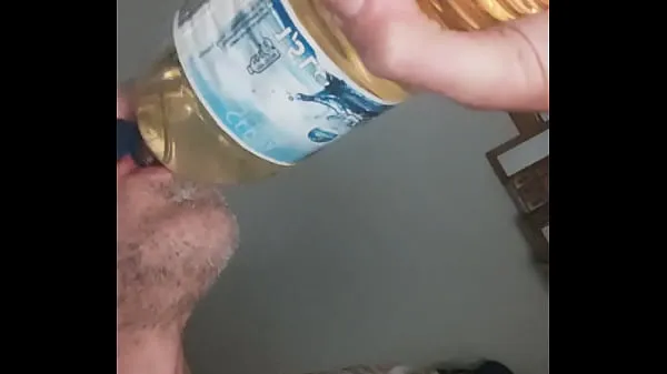 Ταινίες δίσκου HD Chugging 1,5 litres of male piss, swallowing all until last drop part two