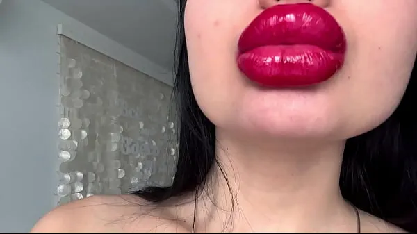 HD bimbo playing with her big fake lips drive Movies