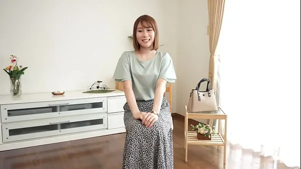 HD 西嶋陽菜さん33歳。専業主婦。結婚3年目。その凛と美しく精悍なビジュアルと、均整のとれた体からも窺えるように実は歴20年以上の空手有段者。心身練磨に打ち込んできた陽菜さんだが、空手家としての一面が女としての障害になることも多かったそうで、初体験は25歳と周囲よりも遅かった。今でもご主人を含め経験人数二人というのが誰にも言えないコンプレックスで今回の出演を決意 드라이브 동영상