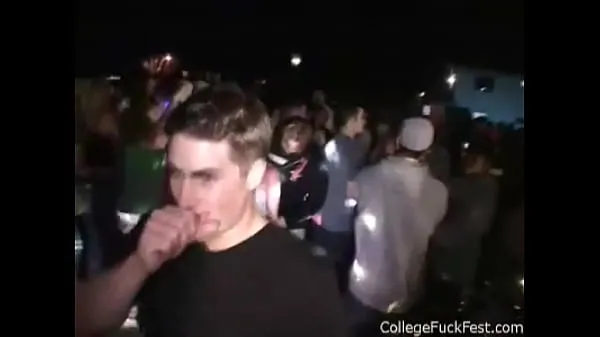 HD Estudante amador chupa pau duro enquanto visita uma festa da universidade gera filmes