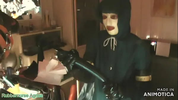 HD Rubbernurse Agnes - roupão de enfermeira cirúrgica de pesada verde com capuz - cravação profunda com dois colonoscópios de longos e analfisting final áspero com masturbação gera filmes
