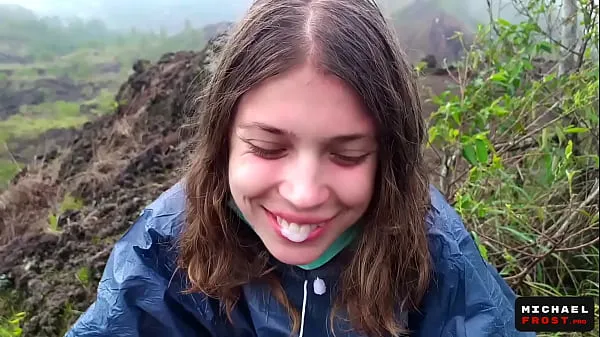 Filmy na dysku HD The Riskiest Public Blowjob In The World On Top Of An Active Bali Volcano - POV