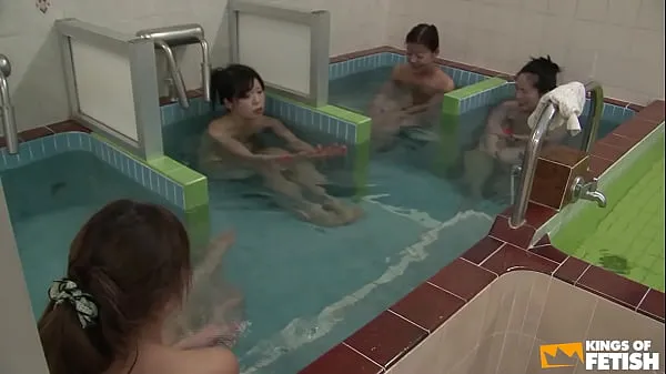 HD Sexy Japanese girls take a bath into a public place and get touched by a dirty man drive -elokuvat