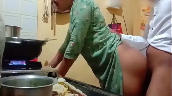 HD La tía vecina caliente es follada por el joven en la cocina conduce películas