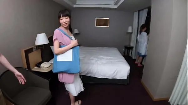 高清 在一个非常受欢迎甚至被杂志刊登的夜间游泳池里，他得到了一个穿着泳装的漂亮母狗。 跳过理性，她的恶毒本性就会显露出来 驱动电影