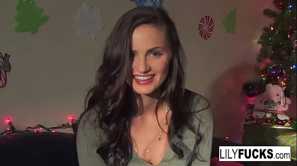 HD Lily nos conta seus desejos de Natal com tesão antes de se satisfazer em ambos os buracos gera filmes