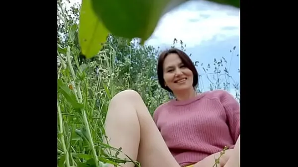 Filmy z jednotky HD MILF in field masturbates and pisses