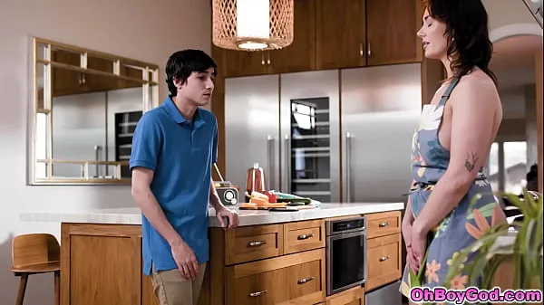 أفلام عالية الدقة Stepmom Siri Dahl making a deal with her stepson Ricky Spanish to keep him quiet after seeing her naked in the kitchen تعمل بمحرك