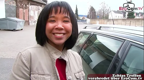 Films Une jeune femme asiatique allemande d'à côté approchée dans la rue pour un casting d'orgasme HD HD