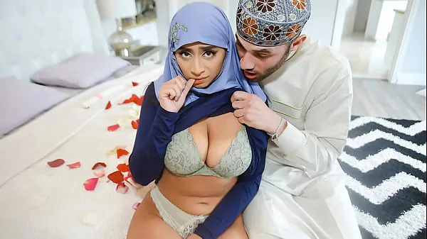 HD Arab Husband Trying to Impregnate His Hijab Wife - HijabLust ڈرائیو موویز