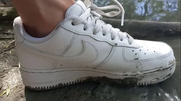 高清 这个小伙子用他的白色运动鞋 Nike Air Force One AF1 不穿袜子践踏泥土 这段同性恋色情视频是关于男孩在大自然中的恋足癖。 乔恩·阿尔廷 (Jon Arteen) 是一位炙手可热的亚洲双胞胎模特。 这位性感小伙穿着白色运动鞋，Nike Air Force One AF1，没有穿袜子。 没穿袜子的小伙子在脏兮兮的泥巴里玩耍，用脚践踏、跺脚、碾压、发出声音 驱动电影