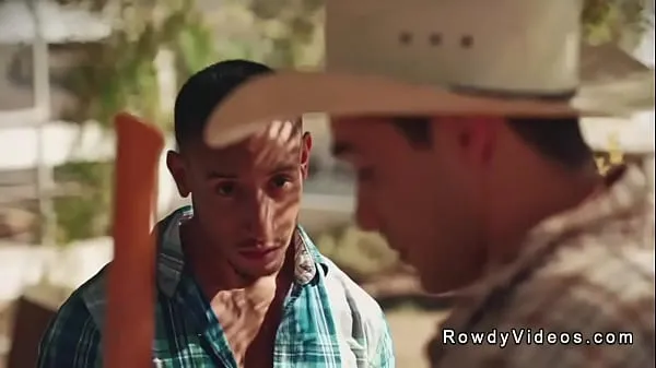 HD Al campo di conversione il cowboy gay muscoloso latino Andrew Miller ha incontrato il nero Jimmy West e poi lo ha portato in camera da letto dove gli è stato fatto un pompino e un buco del culoproduci film