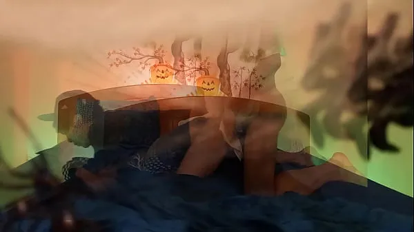 高清 Halloween 万圣节鬼操一个可爱的情绪化女男，呻吟着，精液深深地射进他紧致的屁眼里 在这段为万圣节制作的同性恋色情视频中，模特乔恩·阿尔廷 (Jon Arteen) 扮演幽灵和情绪化的女同性恋者。 通过电脑上的视频蒙太奇，您可以看到两个透明角色在床上进行同性性行为。 有无套性交、口交、自慰……卧室布置成万圣节主题：白网、黑蜘蛛、杰克南瓜头、绿灯、红灯……还有诡异的配乐 驱动电影