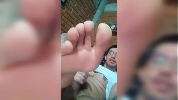 HD Hung asset shows off his 19cm cock and big feet. He ends up masturbating-filmer