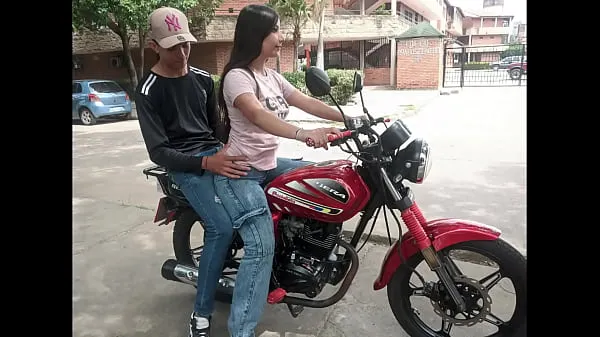 HD EU ESTAVA ENSINANDO MEU VIZINHO DEK BAIRRO A ANDAR DE MOTOCICLETA, MAS A MENINA TESÃO SENTOU NAS MINHAS PERNAS E ME EXCITOU QUE DELICIOSO gera filmes